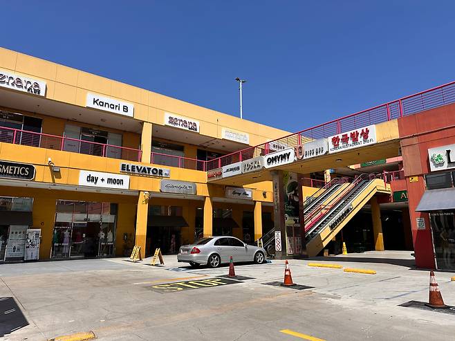 10일 한인 의류 도매상들이 모여있는 LA '자바시장' 쇼핑몰이 텅텅 비어 있는 모습./오로라 특파원