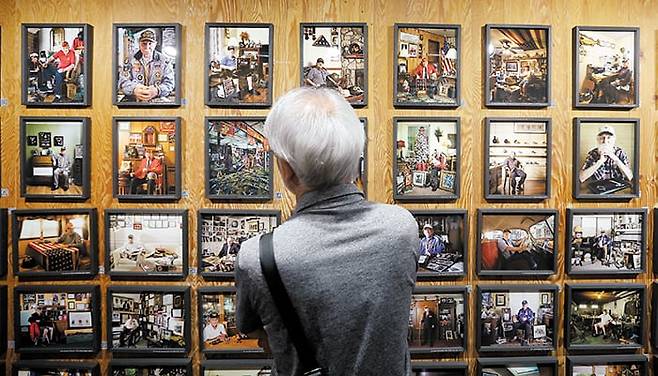 지난 6일 오후 서울 강남구 논현동에서 열린 6·25 전쟁 75주년 전시관에서 한 관람객이 한·미 참전 용사들 사진을 바라보고 있다. /연합뉴스