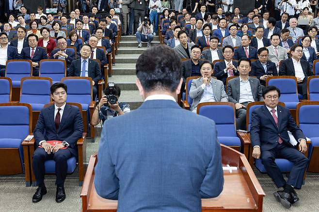 김용태 국민의힘 비상대책위원장을 비롯한 의원들이 지난 9일 국회에서 열린 의원총회에서 권성동 원내대표의 발언을 듣고 있는 모습. /뉴스1