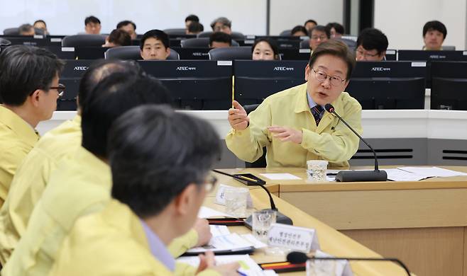 이재명 대통령이 12일 서울 서초구 한강홍수통제소를 방문해 장마와 홍수 대비 현장 점검 회의를 주재하고 있다./대통령실통신사진기자단