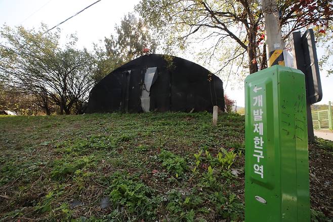 지난해 11월 5일 신규 택지지구로 발표한 서울 서초구 원지동일대에 세워진 개발제한구역 안내문. /뉴스1