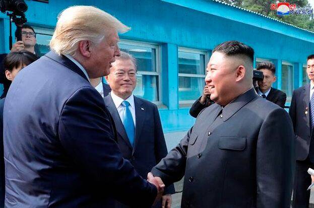 2021년 6월 판문점에서 도널드 트럼프 미국 대통령과 김정은 북한 국무위원장이 악수하는 모습을 문재인 전 대통령이 바라보고 있다. /조선DB