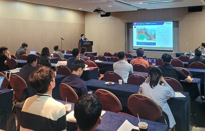 김종도 SNT다이내믹스 기술연구소장(전무이사)이 주제 논문을 발표하고 있다. /SNT다이내믹스 제공