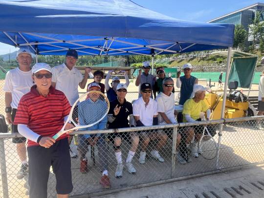 지난 10-11일 개최된 '제24회 대전시장배 전국시니어테니스대회'에서 참가자들이 기념사진을 찍고 있다. 대전시체육회 제공