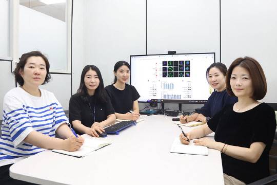 한국생명공학연구원 바이오나노연구센터 정주연 박사 연구팀은 췌장암의 치료 효과를 획기적으로 높일 수 있는 약물 전달 플랫폼을 개발했다고 12일 밝혔다. 생명연 바이오나노연구센터 정주연(오른쪽 첫 번째) 박사 연구팀. 생명연 제공