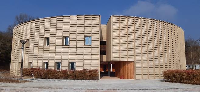 충남 서산 해미읍성 인근에 위치한 Wake-up 국제청소년센터 전경. 노을빛 아래 펼쳐진 자연과 조화를 이루며, 세계 청년들의 교류와 평화 메시지를 전하는 문화공간이다. 서산시 제공