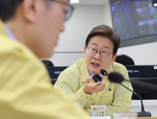 이재명 대통령이 12일 서울 서초구 한강홍수통제소에서 수해(장마) 대비 현장 점검 회의를 주재하고 있다. 연합뉴스