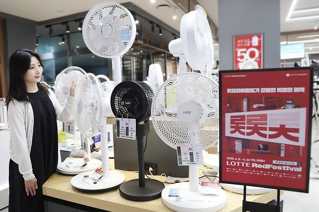 고객이 롯데하이마트에서 여름 인기 행사상품들을 살펴보고 있다.ⓒ롯데하이마트