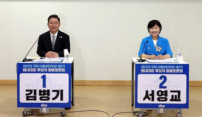 김병기·서영교 더불어민주당 원내대표 후보가 지난 10일 오후 의원회관 소회의실에서 열린 민주당 2기 원내대표 후보 합동토론회에서 토론 준비를 하고 있다. ⓒ뉴시스