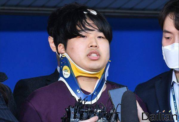 성 착취물을 제작·유포한 혐의를 받는 조주빈이 지난 2020년 4월 서울 종로구 종로경찰서에서 검찰로 송치되고 있다. ⓒ데일리안 홍금표 기자