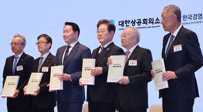 이재명(왼쪽 네 번째) 대통령이 더불어민주당 대선 후보였던 지난달 8일 서울 중구 대한상공회의소에서 열린 대선후보 초청 경제5단체 간담회에서 경제5단체장 들에게 정책 제언집을 전달 받은 후 기념촬영을 하고 있다. 왼쪽부터 최진식 한국중견기업연합회장, 윤진식 한국무역협회장, 최태원 대한상공회의소 회장, 이 대통령, 손경식 한국경영자총협회장, 류진 한국경제인협회장 ⓒ뉴시스