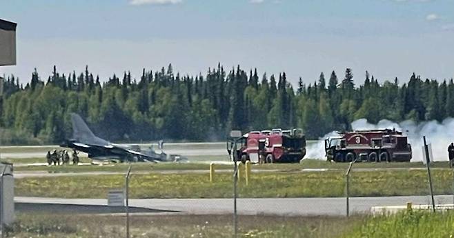 공군은 11일 미국 알래스카에서 열린 다국적 연합 공중전투훈련 ‘레드플래그 알래스카’에 참여했던 공군 KF-16 전투기가 훈련 도중 파손되는 사고가 발생했다고 밝혔다. 사진은 파손된 KF-16 기체가 미 아일슨 공군기지 활주로 옆 풀밭에 있는 모습. 사진 출처 X