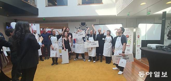 10일(현지 시간) 프랑스 파리의 명문 요리학교 르코르동블루에서 김치 요리 경연대회 ‘김치 쿡오프’에 참여한 수상자들이 공중에 뜬 무인기(드론)에 기념 영상을 담고 있다. 파리=조은아 특파원 achim@donga.com