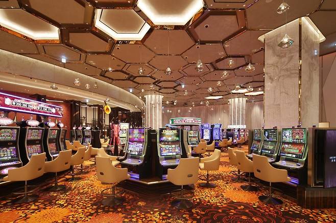 제주도 외국인 전용 카지노 8곳 입장객이 지난해 동기 대비 25% 이상 늘어난 것으로 나타났다. 사진은 8곳 가운데 가장 많은 매출을 올린 제주드림타워복합리조트 카지노. 롯데관광개발 제공