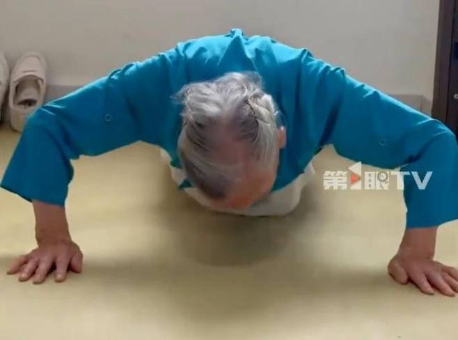 팔굽혀펴기를 하는 리모 씨. 뉴시스