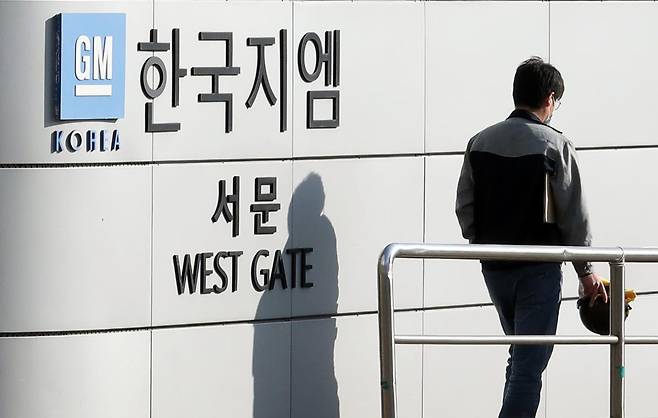 한국GM노조가 부분파업에 들어간 30일 오전 인천시 부평구 청천동 한국GM 부평공장에 긴장감이 흐르고 있다. 2020.10.30. 인천=뉴시스