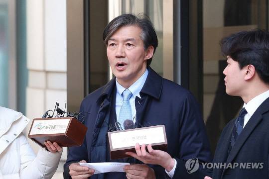 자녀 입시 비리와 청와대 감찰 무마 등 혐의로 1심에서 실형을 선고받은 조국 전 법무부 장관이 지난해 2월 8일 오후 서울 서초동 서울고등법원에서 열린 항소심 선고공판을 마친 뒤 선고에 대한 입장을 밝히고 있다. [연합뉴스]