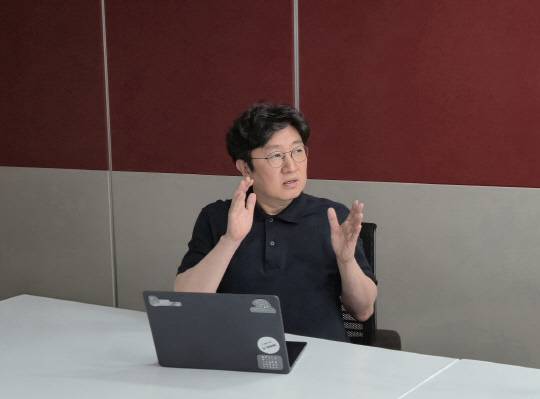조경진 한국오라클 상무가 지난 11일 서울 강남구 한국오라클 사무실에서 열린 미디어 브리핑에서 발표하고 있다. 오라클 제공