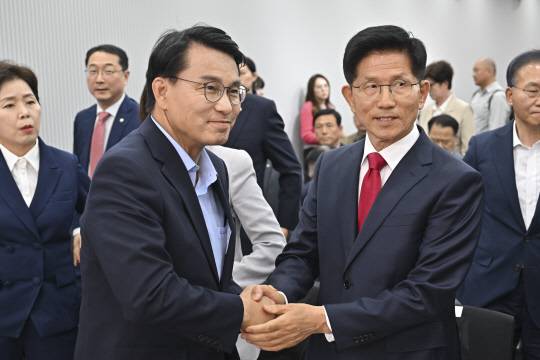 지난 6월4일 김문수 국민의힘 전 대선후보가 서울 여의도 중앙당사에서 열린 제21대 대통령선거 국민의힘 중앙선거대책위원회 해단식에서 '윤어게인·탄핵반대파' 윤상현 의원과 악수를 하고 있다.<연합뉴스 사진>