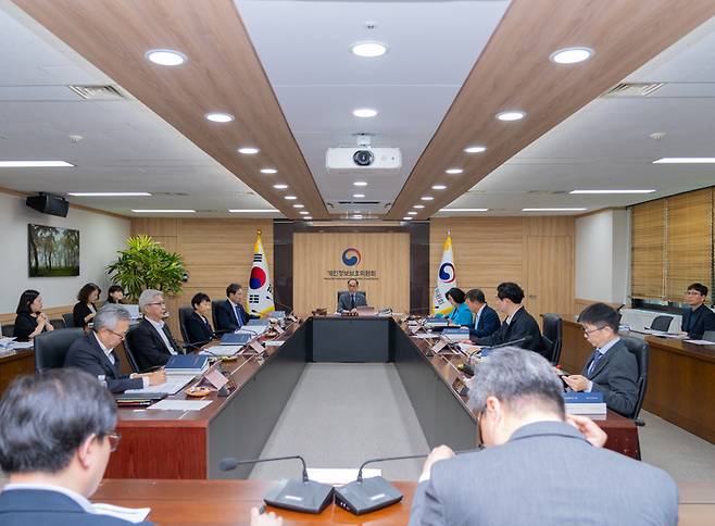 지난 11일 오후 서울 종로구 정부서울청사에서 열린 2025년 제13회 개인정보보호위원회 전체회의 전경.(개인정보보호위원회 제공)