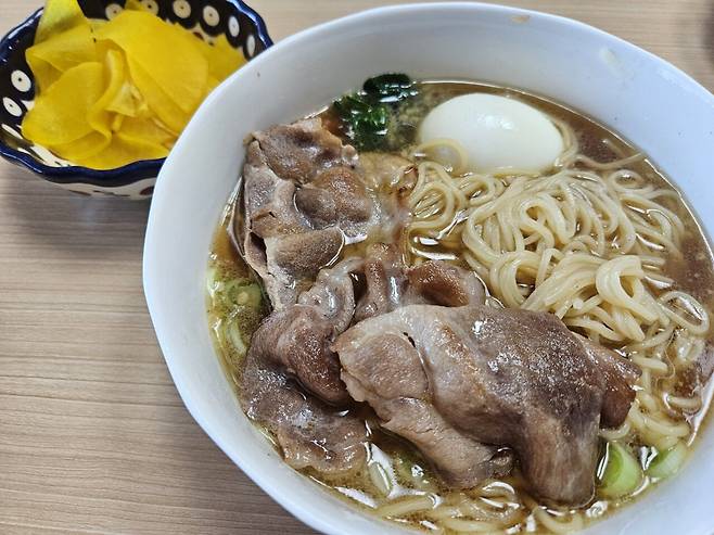 라멘과 한국식 단무지.jpg 한국간식을 가져가면 얻어먹을 수 있는 평범한 일본의 가정식