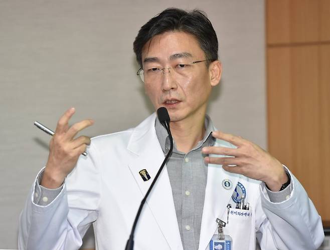 [수원=뉴시스] 김종택 기자 = 아주대병원과의 갈등으로 외상센터장을 사임한 이국종 교수가 5일 오전 경기 수원시 아주대병원에서 취재진에게 외상센터 운영에 대해 설명하고 있다. 2020.02.05. semail3778@naver.com /사진=뉴시스