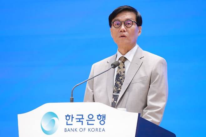 이창용 한국은행 총재가 12일 서울 중구 한국은행에서 열린 '한국은행 창립 75주년 기념식'에서 기념사를 하고 있다. 한국은행 제공