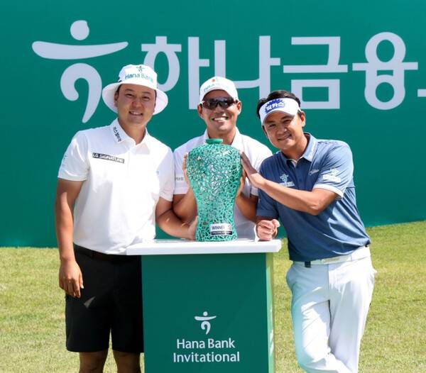 2025년 한국프로골프(KPGA) 투어와 일본프로골프투어(JGTO)가 공동 주관하는 하나은행 인비테이셔널에 출전하는 함정우, 문도엽, 박상현 프로가 공식 포토콜에 참석한 모습이다. 사진제공=KPGA