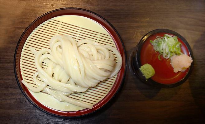 찬 쯔유(간장 소스)에 면을 찍어 먹는 ‘우동선’의 자루우동. ‘박미향 기자