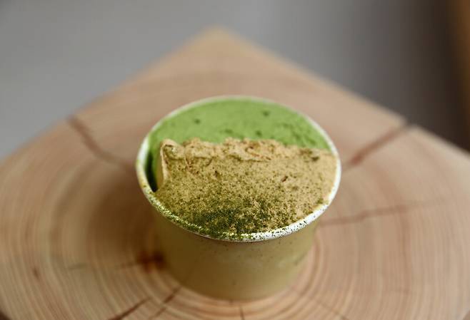 ‘젠제로’의 요즘 인기 메뉴인 ‘감태 캐러멜 젤라토’와 ‘말차 젤라토’. 주인 권정혜씨는 옥돔, 방아, 초당 옥수수, 대구, 제피, 완두콩 등 우리네 식재료로 젤라토를 만든다. 박미향 기자