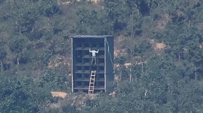 지난해 10월 북한 황해북도 개풍군 임진강 철책 부근 북한 대남방송 확성기 시설물에 북한군이 사다리에 올라 확성기 교체 작업을 하고 있다. 한겨레 자료사진