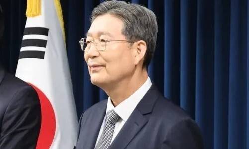 오광수 대통령실 민정수석이 지난 8일 서울 용산 대통령실에서 강훈식 비서실장의 수석 비서진 인선 발표를 듣고 있다. 연합뉴스