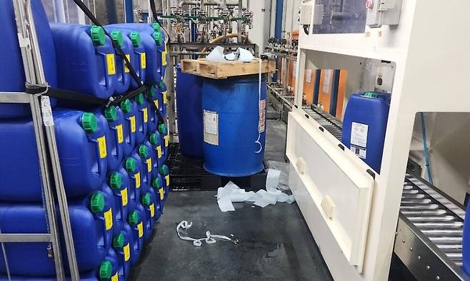 12일 오전 10시51분께 울산 울주군 삼영순화 온산공장에서 유해화학물질이 누출돼 50대 작업자가 다쳤다. 울산소방본부 제공