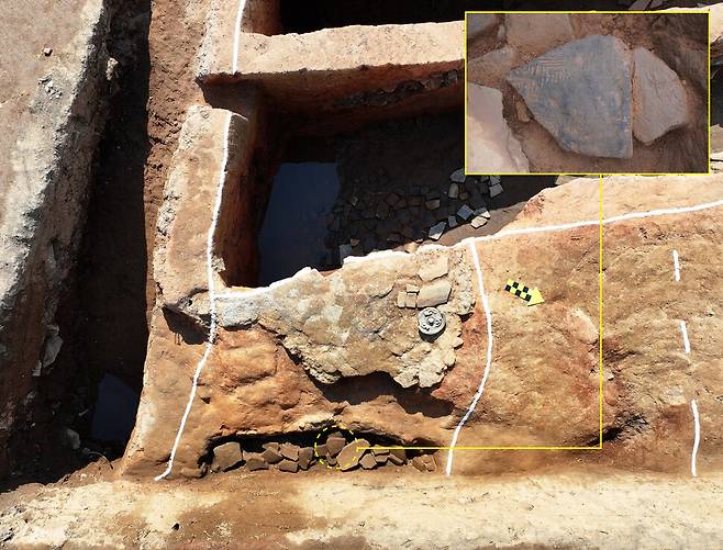 ‘황룡’ 명 기와가 나온 경주 망성리 384번지 유적의 기와가마 3호 유적 내부 모습. 점선으로 표시된 원 안이 문자기와가 나온 지점이다. 국가유산진흥원 제공