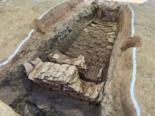 경주 망성리 384번지 가마터 유적의 가마터 8-1호 유적의 발굴 현장. 기왓장이 켜켜이 쌓여있는 모습을 볼 수 있다. 국가유산진흥원 제공