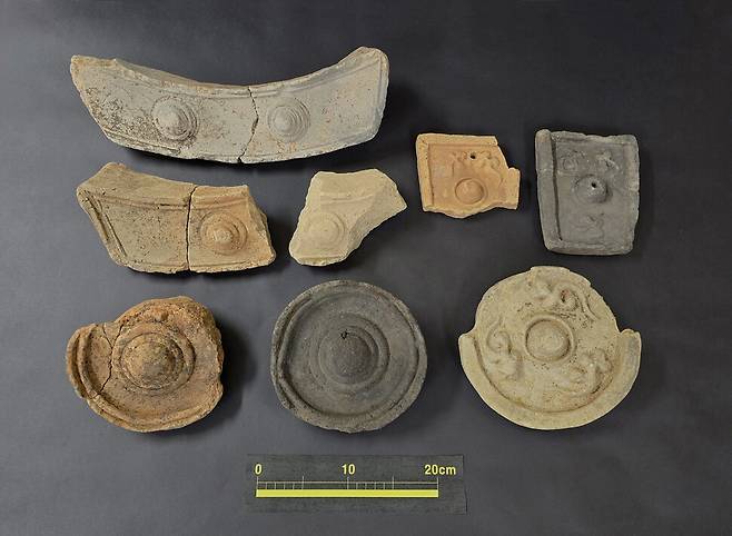 경주 망성리 가마터 유적에서 문자명 기와와 함께 나온 막새 및 특수기와 유물들. 국가유산진흥원 제공