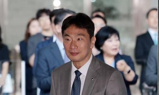 이복현 금융감독원장이 지난 5일 서울 영등포구 금감원에서 이임식을 마친 뒤 직원들의 환송을 받으며 차량으로 향하고 있다. 연합뉴스