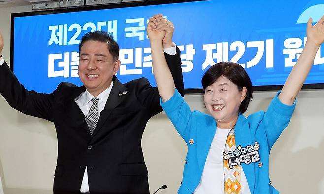 0일 서울 여의도 국회 의원회관에서 열린 더불어민주당 제22대 국회 2기 원내대표 후보 합동 토론회에서 후보로 나선 김병기 의원(왼쪽)과 서영교 의원이 취재진 카메라를 향해 포즈를 취하고 있다. 김경호 선임기자 jijae@hani.co.kr