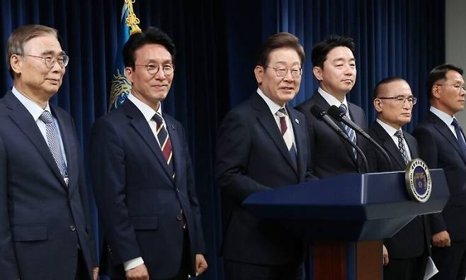 이재명 대통령이 지난 4일 서울 용산 대통령실 청사에서 국무총리 후보자 등 인선에 대해 발표하고 있다. 왼쪽부터 이종석 국가정보원장 후보자, 김민석 국무총리 후보자, 이 대통령, 강훈식 비서실장, 위성락 국가안보실장, 황인권 대통령경호처장. 대통령실사진기자단