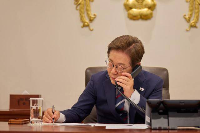 이재명 대통령이 11일 서울 용산 대통령실 집무실에서 페트로 피알라 체코 총리와 전화통화를 하고 있다. 이재명 대통령 인스타그램