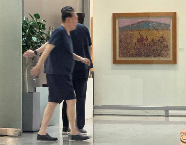 윤석열 전 대통령에 대한 경찰 특별수사단의 2차 출석 요구일인 12일 오전 윤 전 대통령이 소환 통보에 응하지 않은 채 반바지 차림으로 경호원들과 서울 서초구 아크로비스타 상가를 활보하고 있다. 남동균 인턴기자