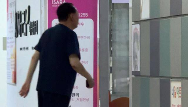 윤석열 전 대통령에 대한 경찰 특별수사단의 2차 출석 요구일인 12일 오전 윤 전 대통령이 소환 통보에 응하지 않은채 반바지 차림으로 경호원들과 서울 서초구 아크로스타 상가를 활보하고 있다. 남동균 인턴기자