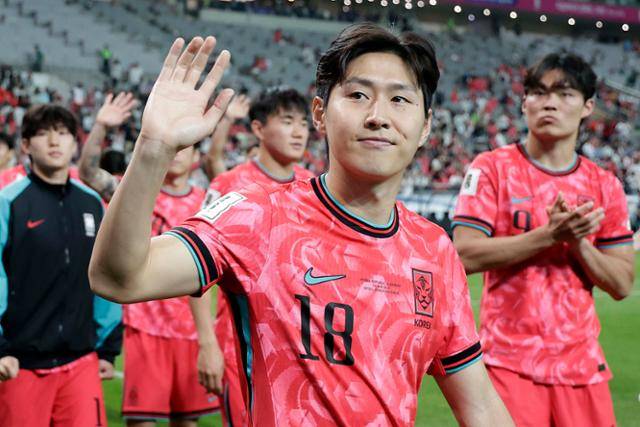 한국 축구대표팀의 이강인이 10일 서울월드컵경기장에서 쿠웨이트와의 2026 북중미 월드컵 아시아 3차 예선 B조 최종전을 마친 뒤 경기장을 돌며 관중들에게 인사하고 있다. 뉴시스