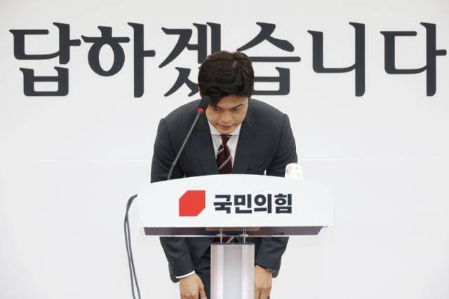 김용태 국민의힘 비상대책위원장이 12일 서울 여의도 국회에서 검찰해체 4법과 관련해 입장을 발표하는 기자회견을 마친 뒤 인사하고 있다. 11일 더불어민주당은 검찰청 폐지와 권한 분리를 골자로 한 4개 법안을 발의했다. 뉴스1