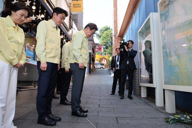 이재명 대통령이 12일 서울 용산구 이태원 참사 사고 현장을 찾아 묵념하고 있다. 왕태석 선임기자