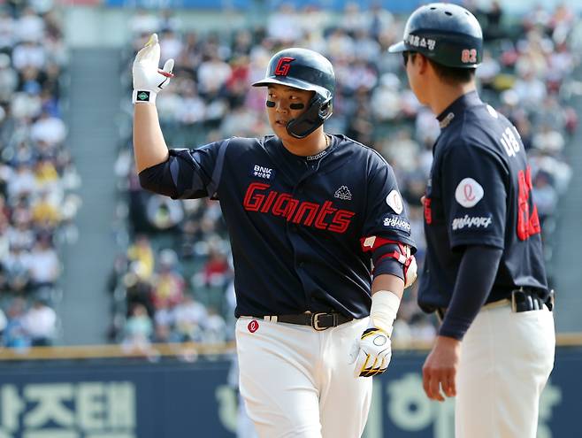2023 KBO 프로야구 LG트윈스와 롯데자이언츠의 경기가 9일 오후 서울 잠실야구장에서 열렸다. 2회초 무사 1,2루 한동희가 1타점 적시타를 치고 1루에서 세리머니를 하고 있다. 잠실=김민규 기자 mgkim1@edaily.co.kr /2023.10.09/