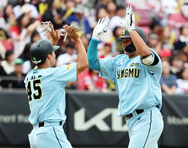 <yonhap photo-3759=""> 이재원 투런포 (광주=연합뉴스) 조남수 기자 = 9일 광주기아챔피언스필드에서 열린 KIA 타이거즈와 상무 피닉스의 연습경기. 상무 4번타자 이재원이 5회초에 투런홈런을 때리고 홈인하며 박찬혁의 환영을 받고 있다. 2024.10.9 iso64@yna.co.kr/2024-10-09 15:32:00/ <저작권자 ⓒ 1980-2024 ㈜연합뉴스. 무단 전재 재배포 금지, AI 학습 및 활용 금지></yonhap>