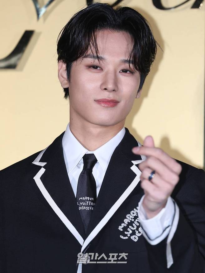 더보이즈 주연이 12일 오후 서울 강남구 루이비통 서울 도산에서 열린 '2024 S/S 남성복 컬렉션' 공개 기념 포토월 행사에 참석해 포즈를 취하고 있다. 서병수 기자 qudtn@edaily.co.kr /2024.01.12/