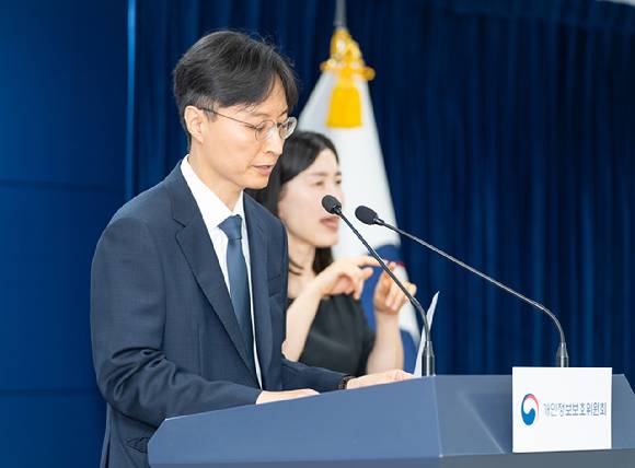 강대현 개인정보보호위원회 조사총괄과장이  6월 12일 오전 서울 종로구 정부서울청사에서 2025년 제13회 개인정보보호위원회 전체회의 안건인 안전조치 소홀로 개인정보를 유출한 2개 대학의 시정조치에 대해 브리핑하고 있다. [사진=개인정보위]