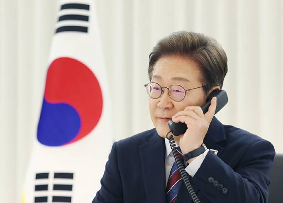 이재명 대통령이 지난 6일 서울 한남동 관저에서 도널드 트럼프 미국 대통령과 전화 통화를 하기 위해 수화기를 들고 있다. [사진=연합뉴스]
